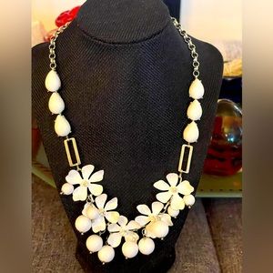Vintage style white flower with silver tone chain costume necklace